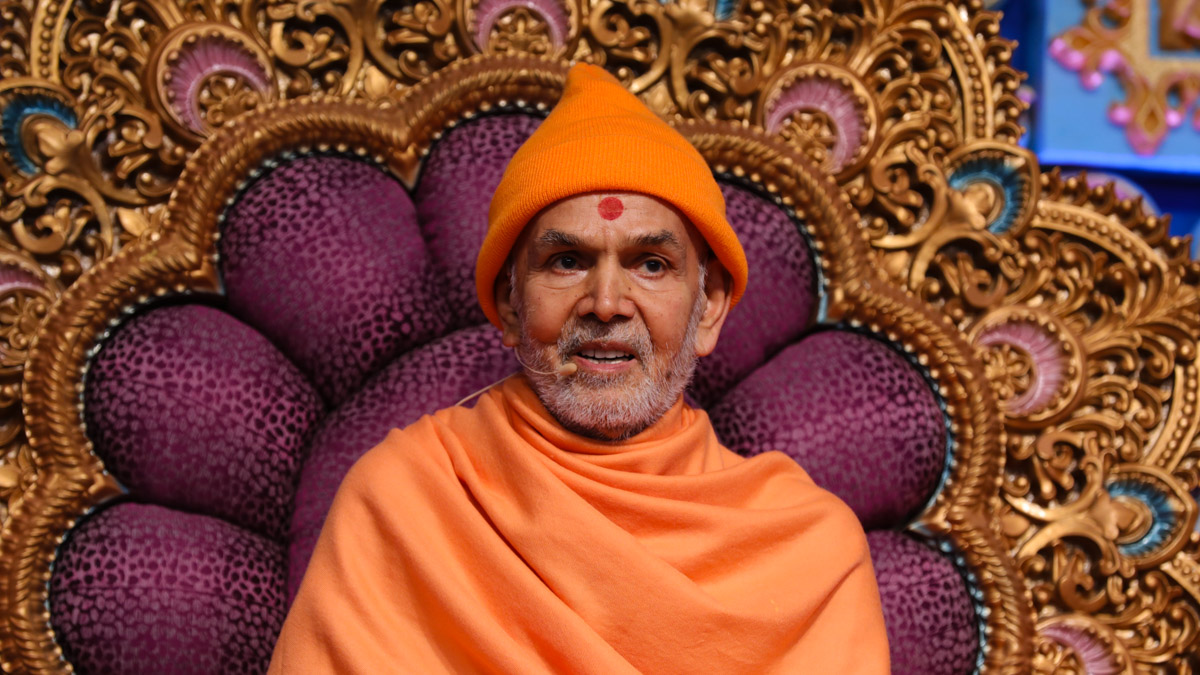 Swamishri blesses the assembly