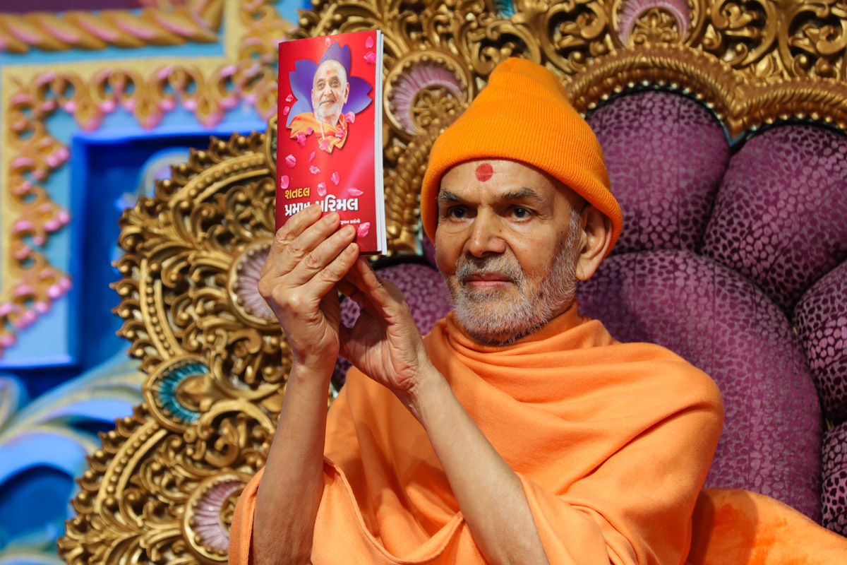 Swamishri inaugurates a new print publication 'Shatdal Pramukh Parimal'