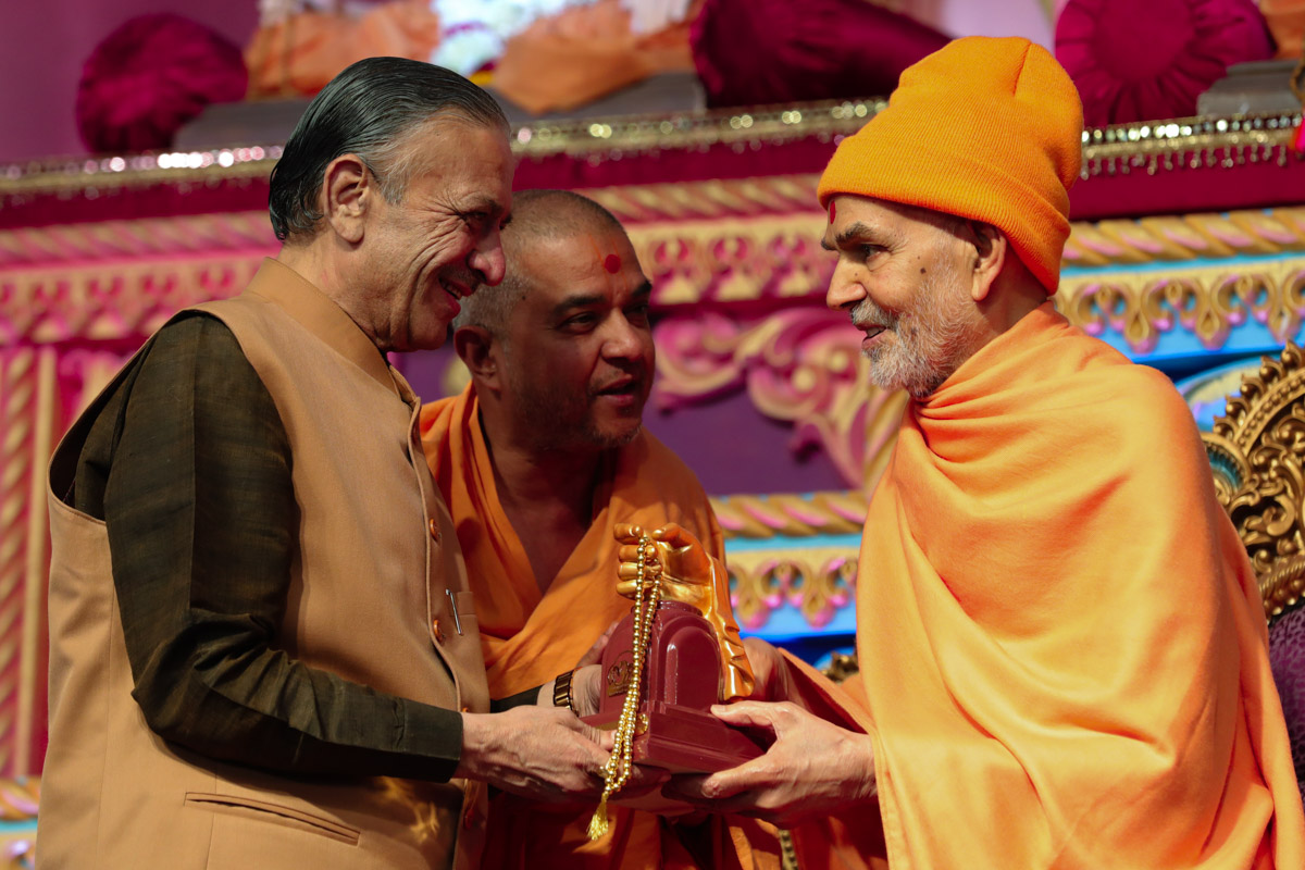 Swamishri presents mementos to invited guests