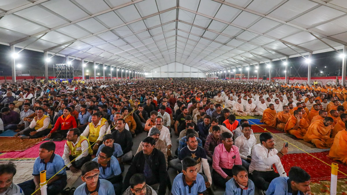 Sadhus and devotees during the assembly