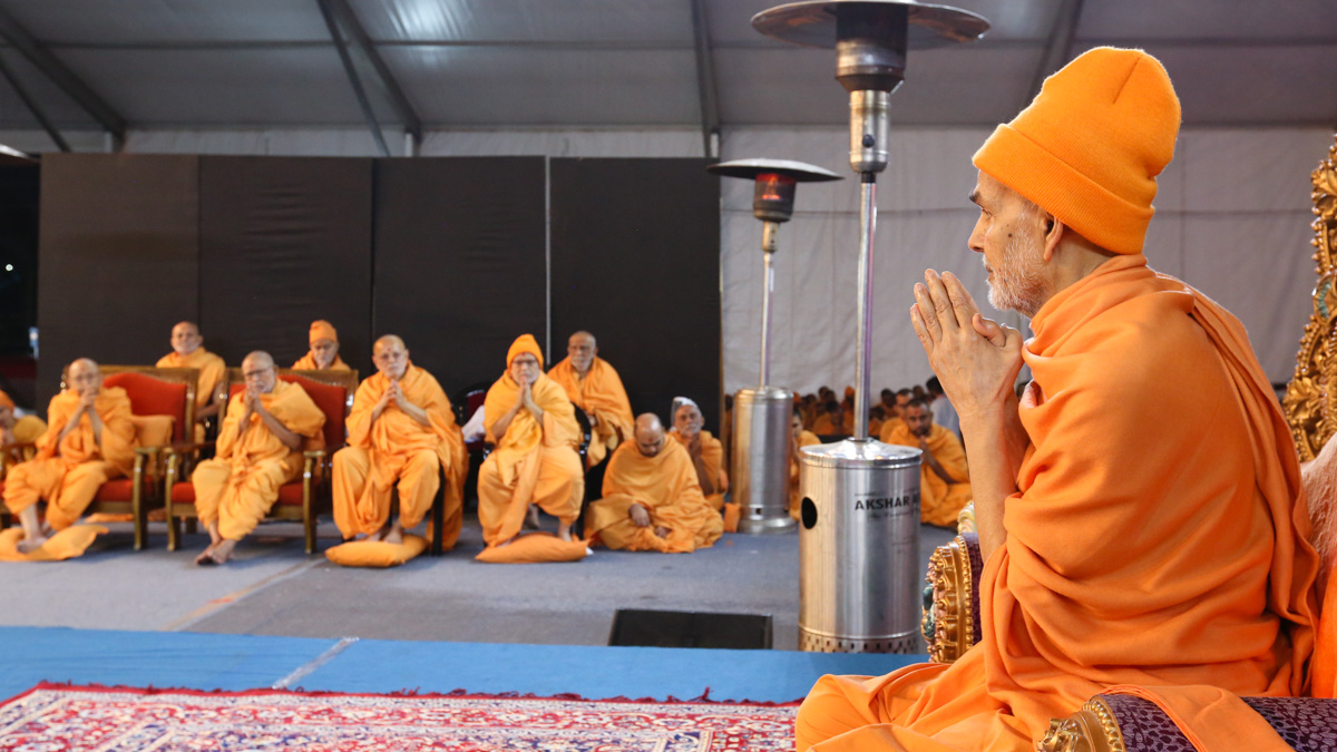 Swamishri greets senior sadhus with 'Jai Swaminarayan'