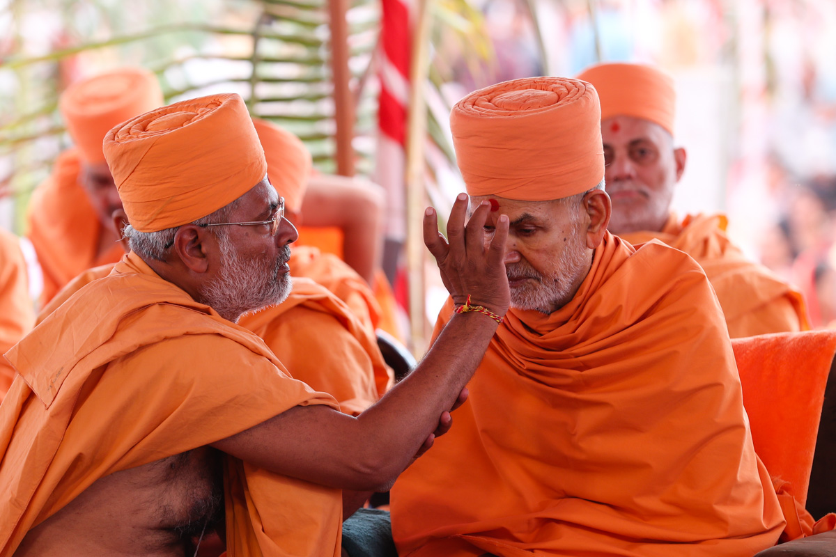Brahmatirth Swami performs pujan of Param Pujya Mahant Swami Maharaj