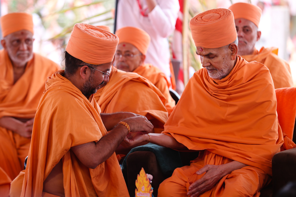 Apurvamuni Swami ties nadachhadi to Swamishri