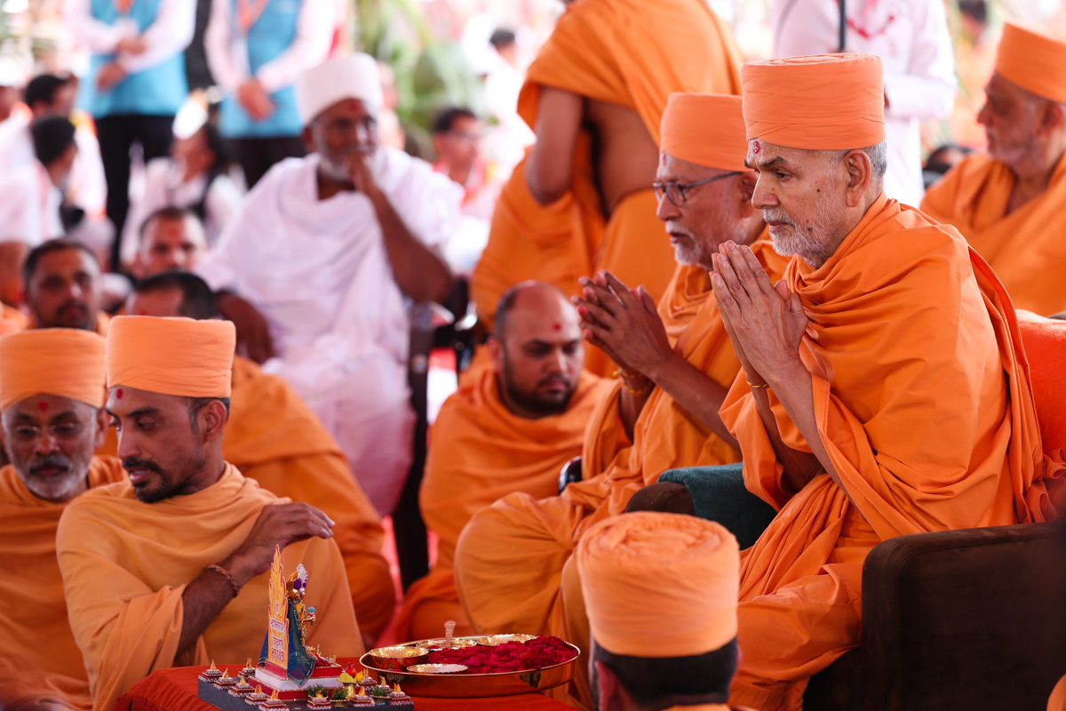 Swamishri performs yagna rituals