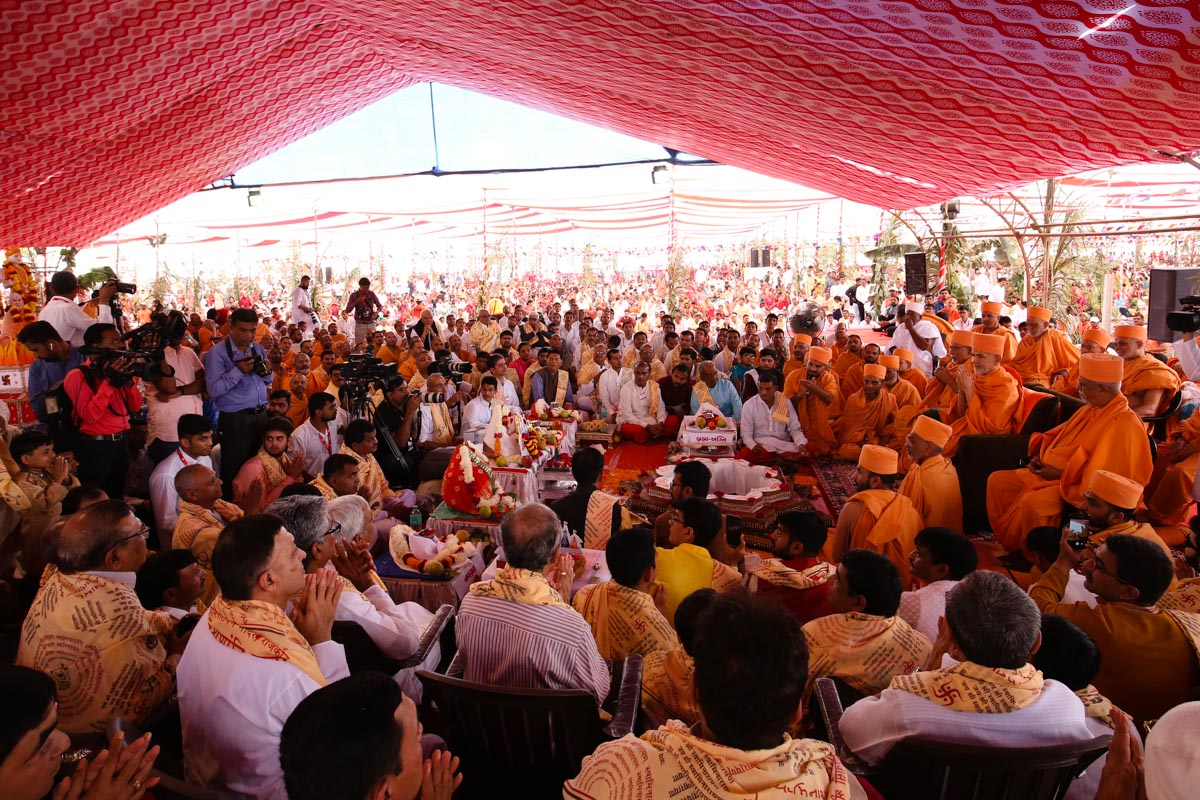Swamishri, senior sadhus and devotees during the yagna