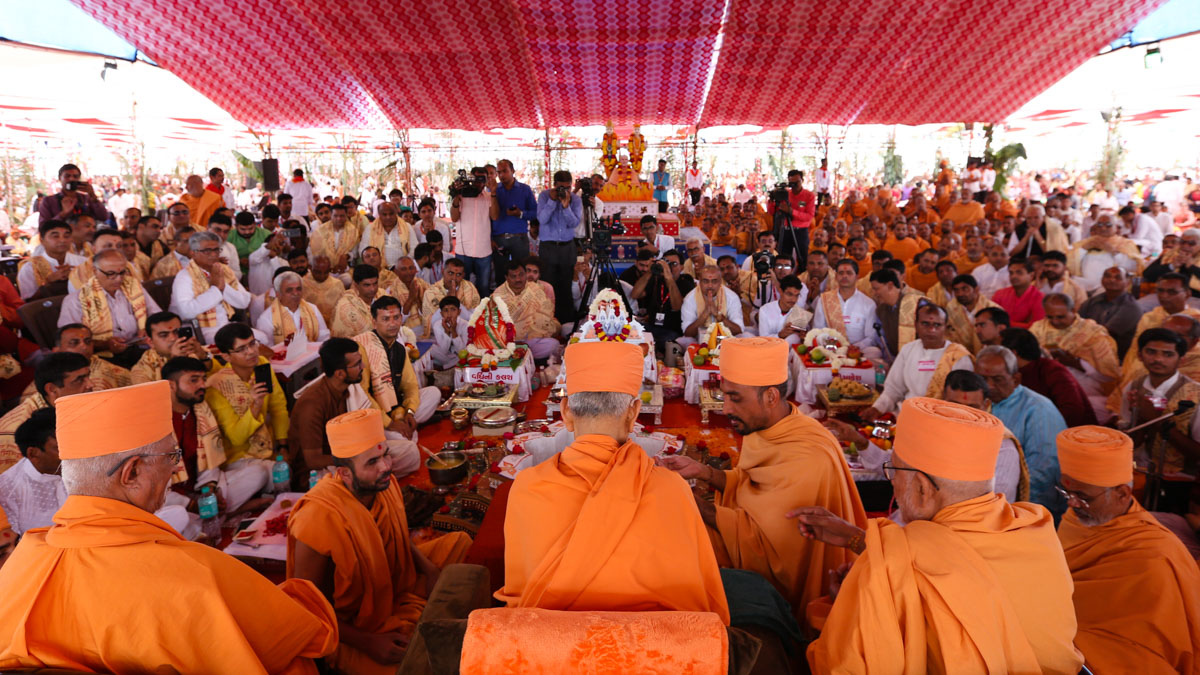 Swamishri, senior sadhus and devotees during the yagna
