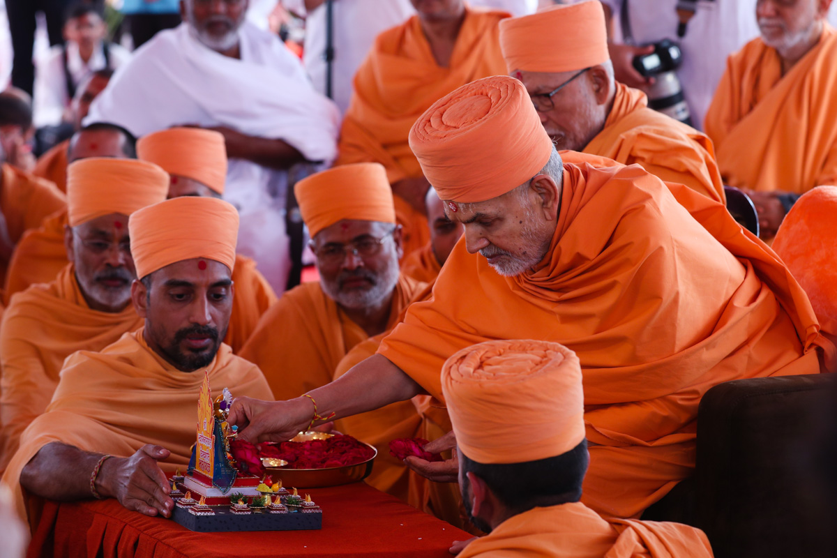 Swamishri offers flowers to Shri Harikrishna Maharaj