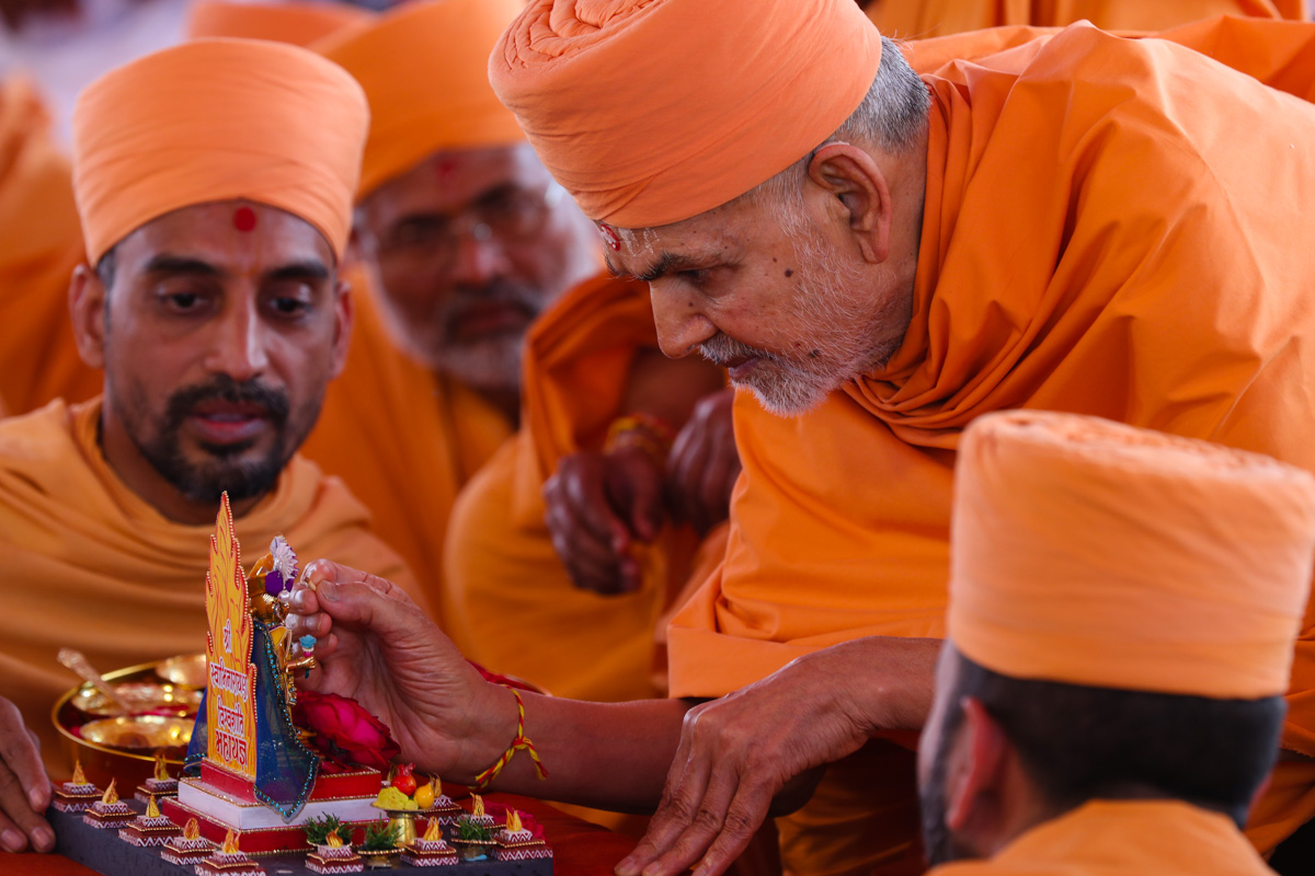 Swamishri performs pujan of Shri Harikrishna Maharaj