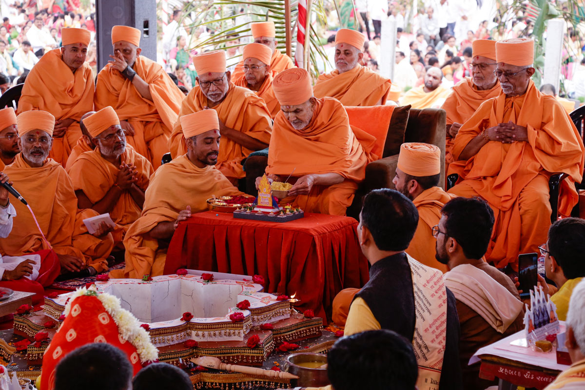 Swamishri offers thal to Shri Harikrishna Maharaj