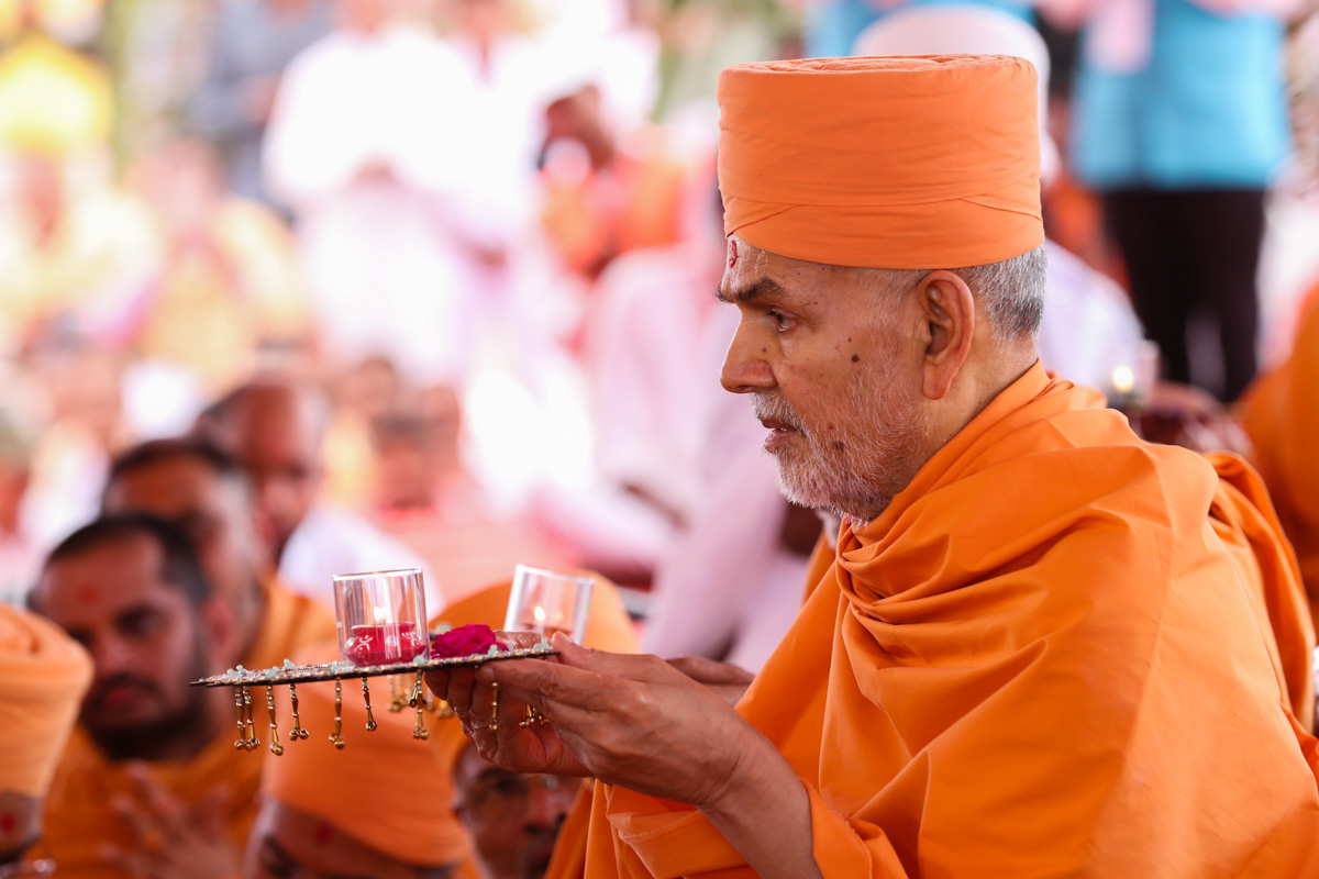 Swamishri performs the arti