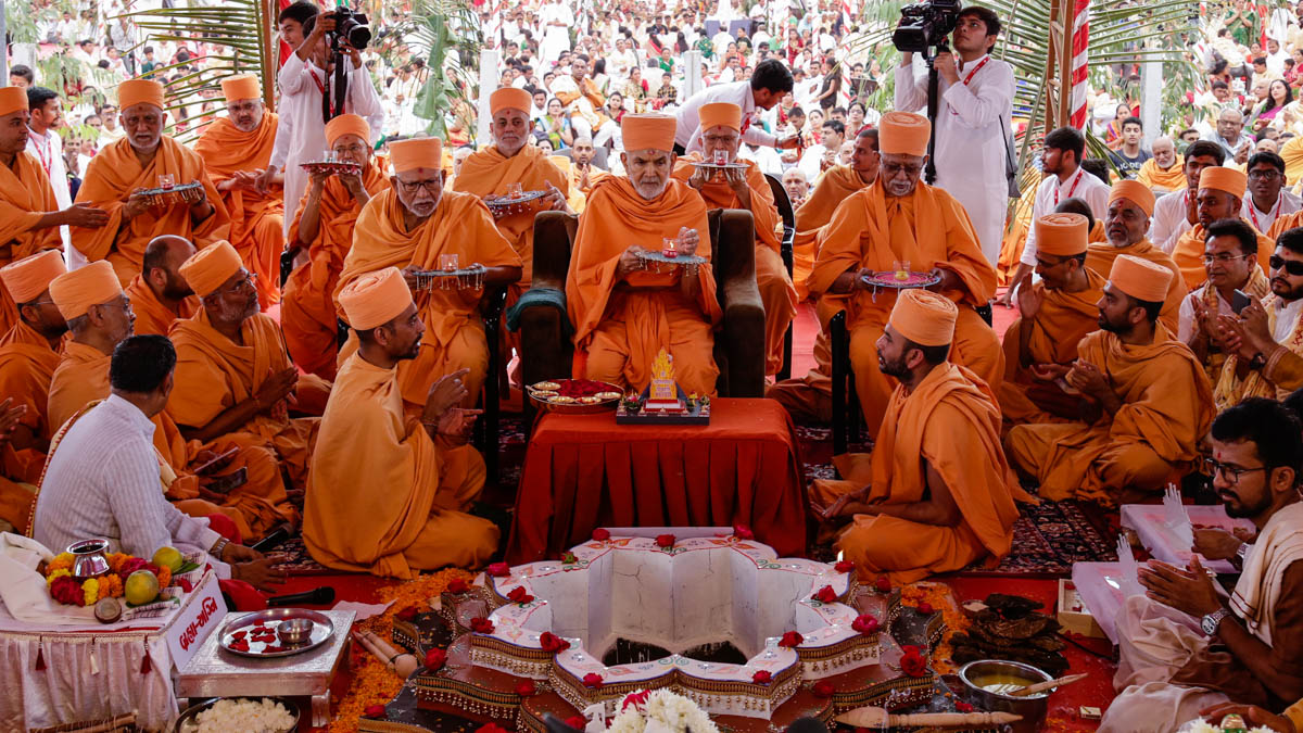 Swamishri and senior sadhus perform the arti