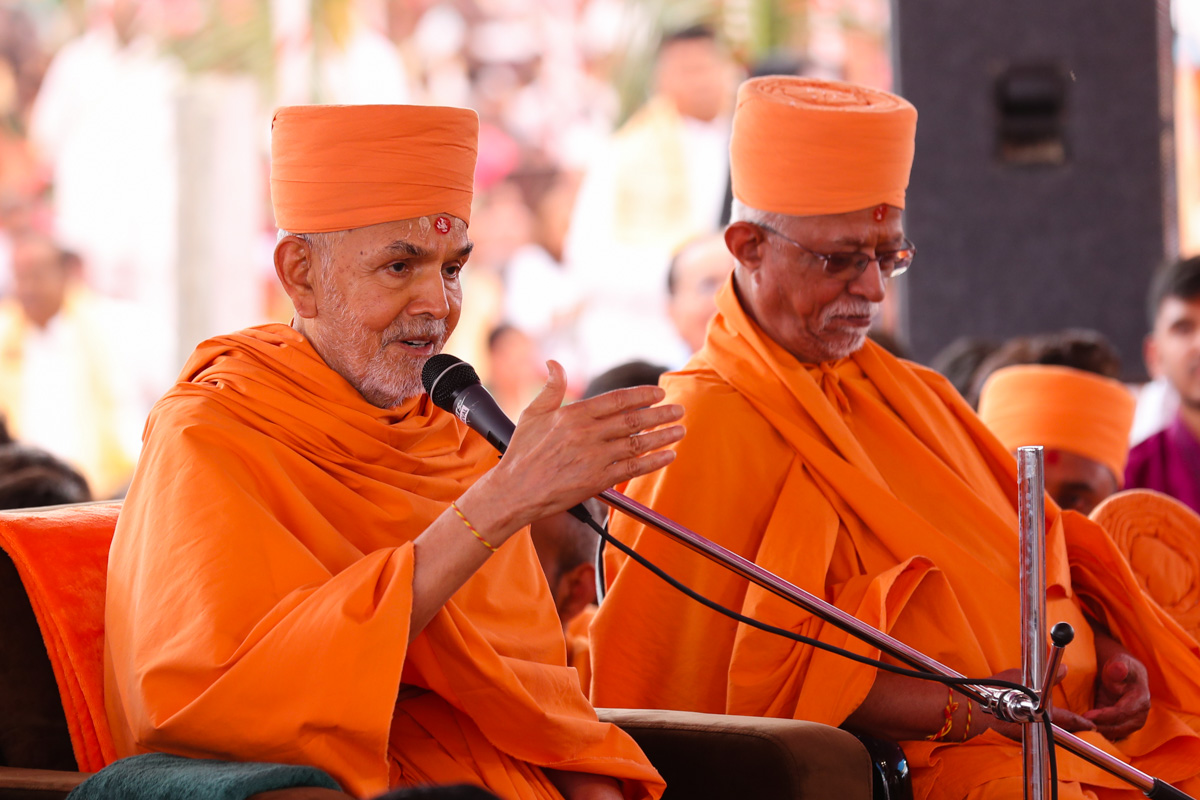 Swamishri blesses the devotees