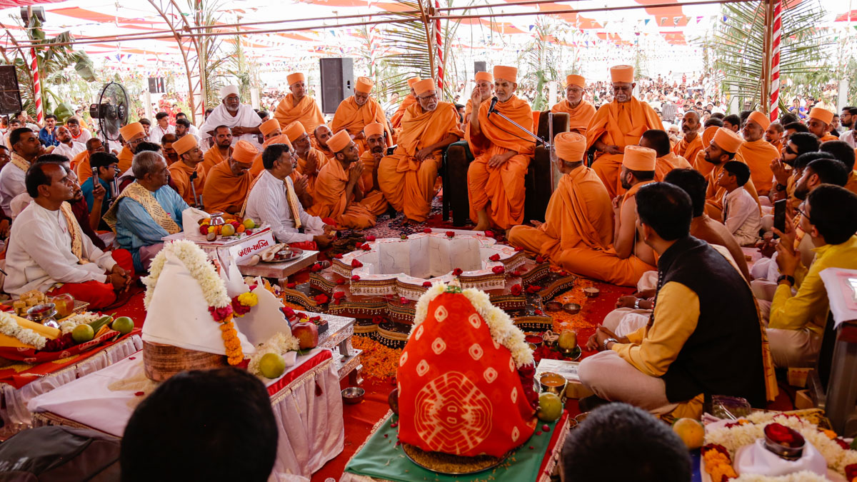 Swamishri blesses the devotees