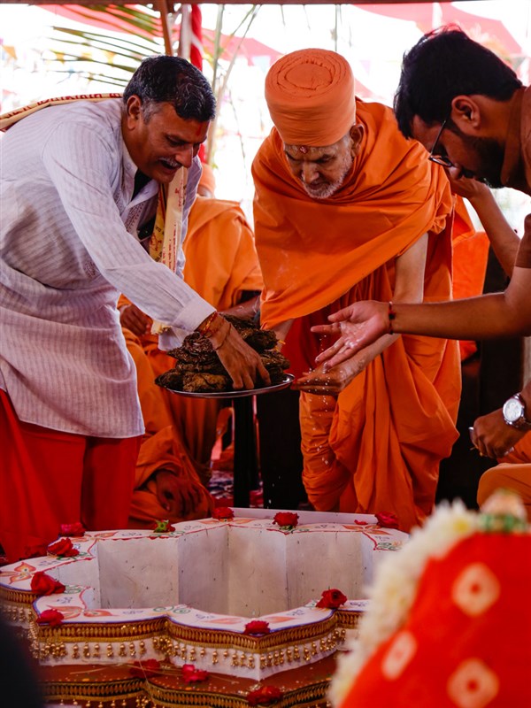 Swamishri performs the yagna rituals