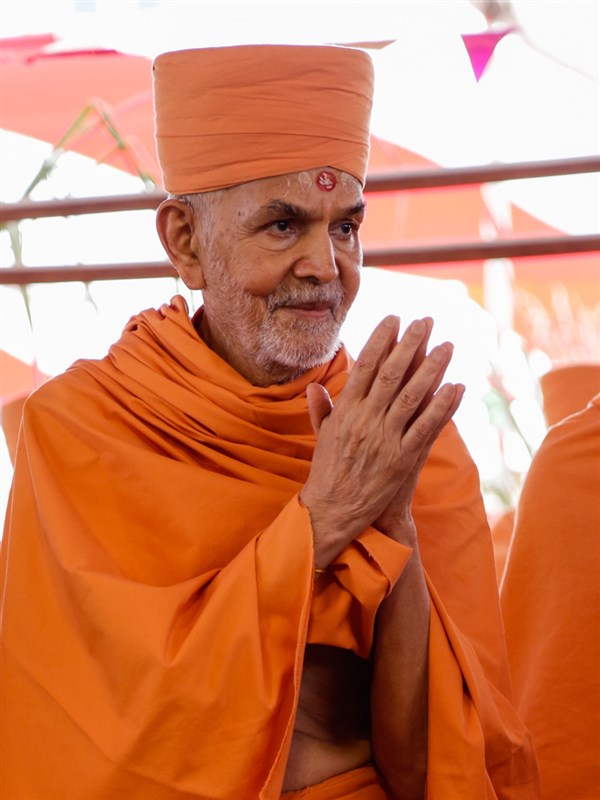 Swamishri greets all with 'Jai Swaminarayan'