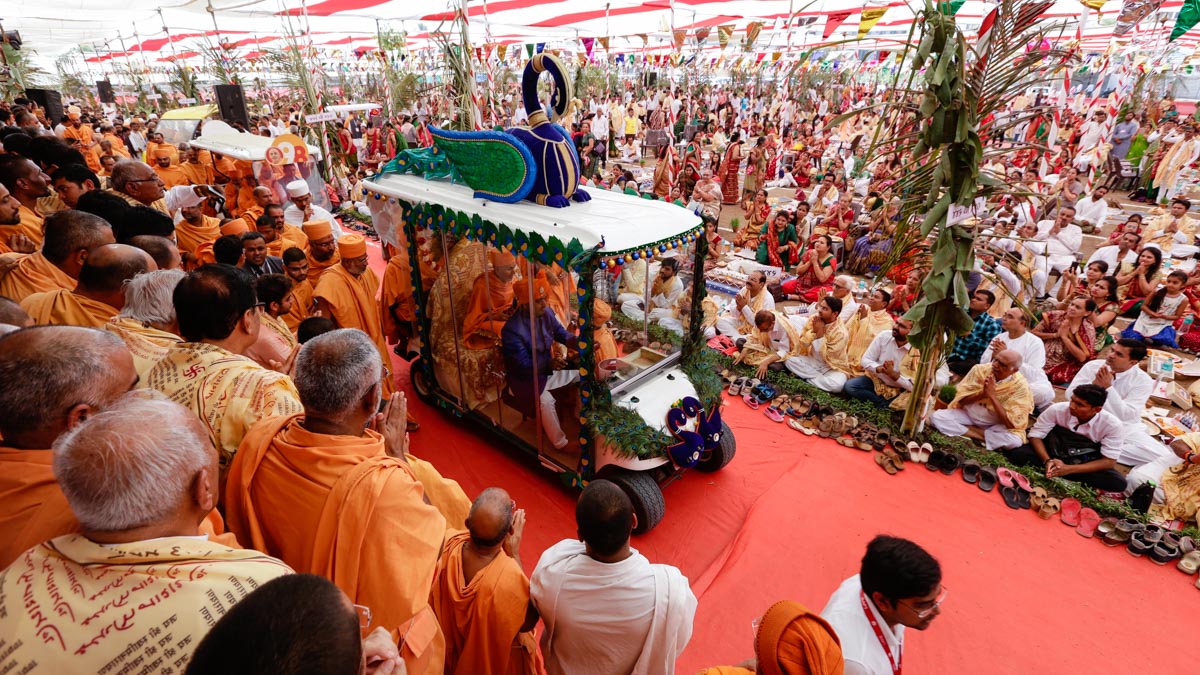 Devotees doing darshan of Swamishri