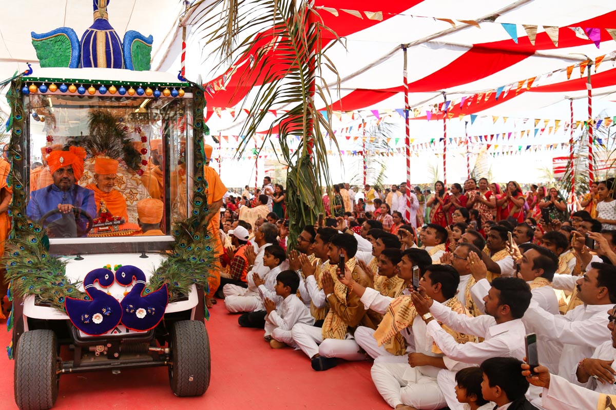 Devotees doing darshan of Swamishri