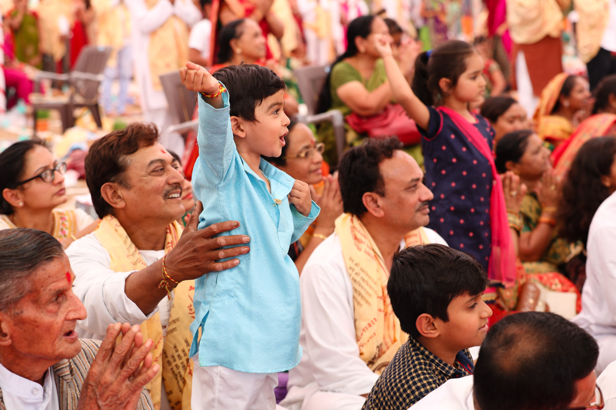 Devotees doing darshan of Swamishri