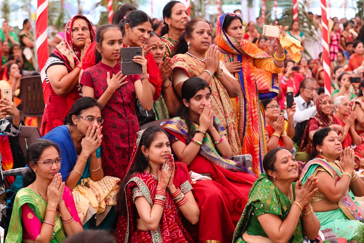Devotees doing darshan of Swamishri