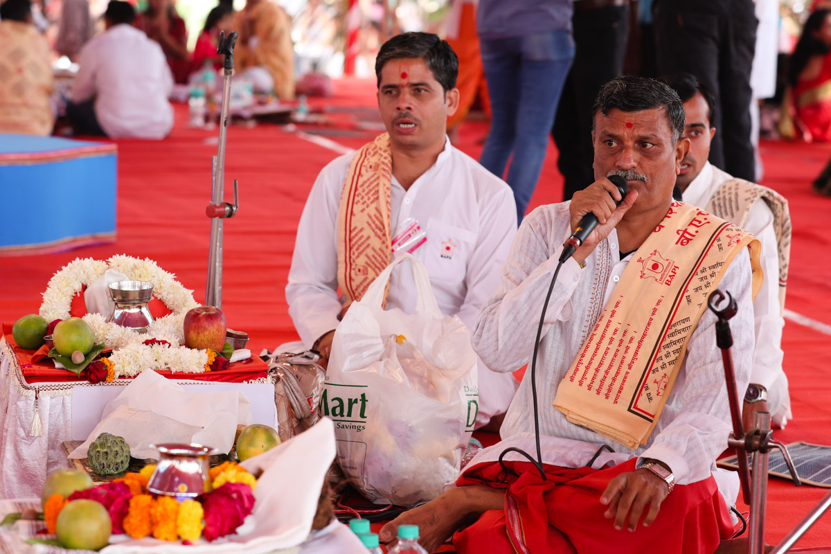 Pundits sing yagna shlokas