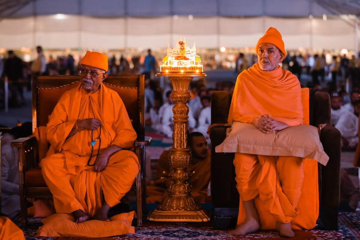 Swamishri and Pujya Swayamprakash Swami (Doctor Swami) during the assembly