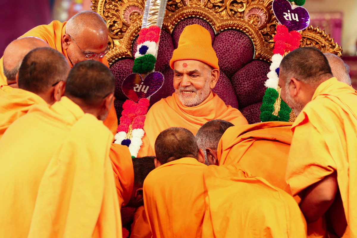 Sadhus honor Swamishri with a garland