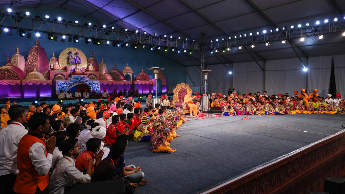 Swamishri blesses the assembly