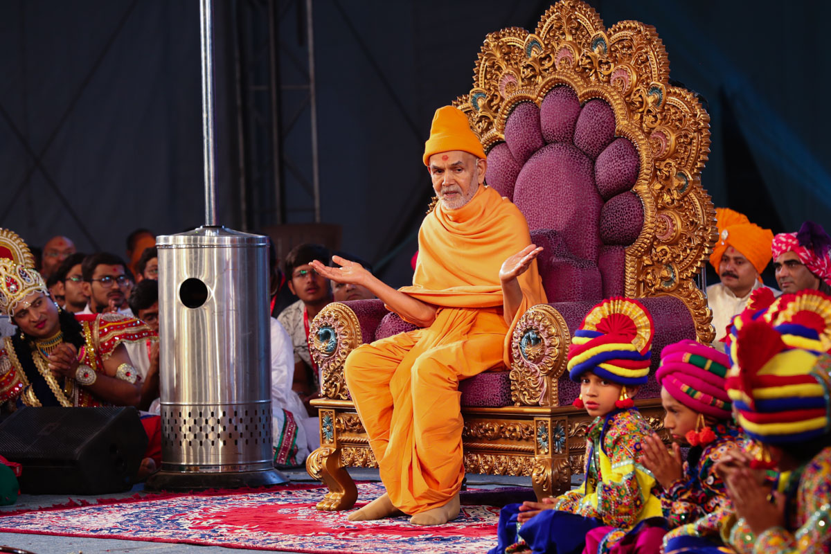 Swamishri blesses the assembly