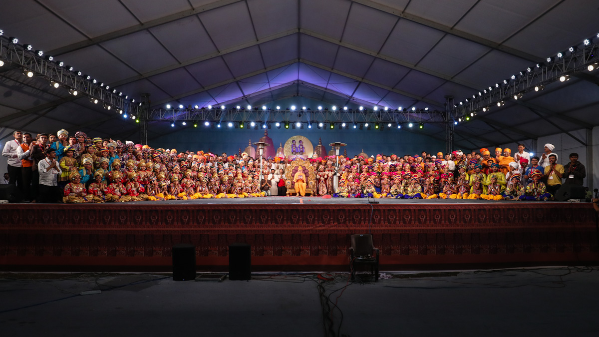 Children and youths with Swamishri