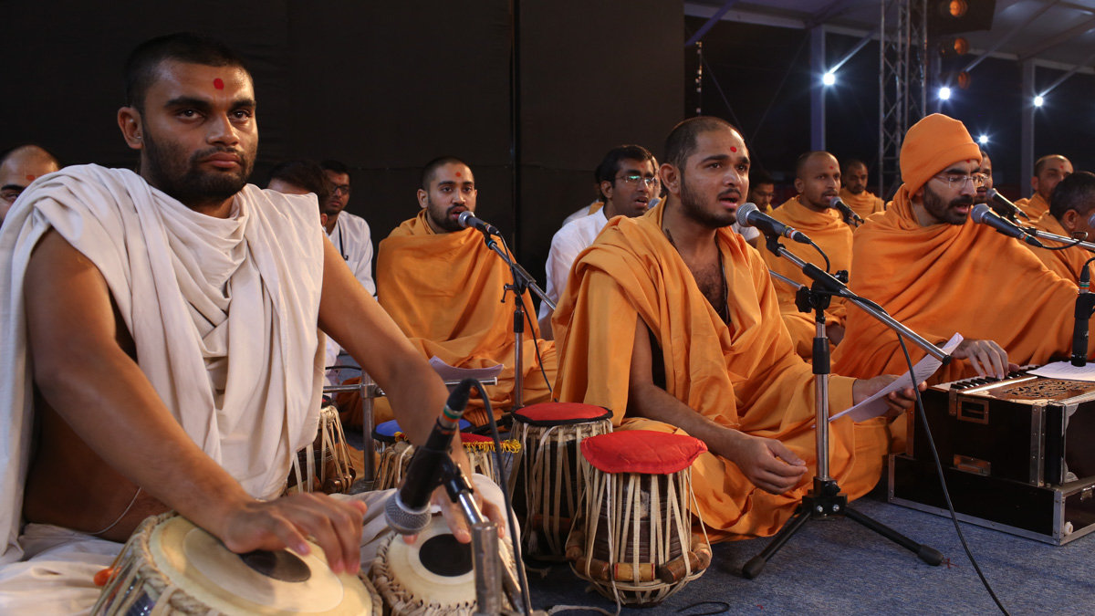 Sadhus sing kirtans in Swamishri's morning puja 