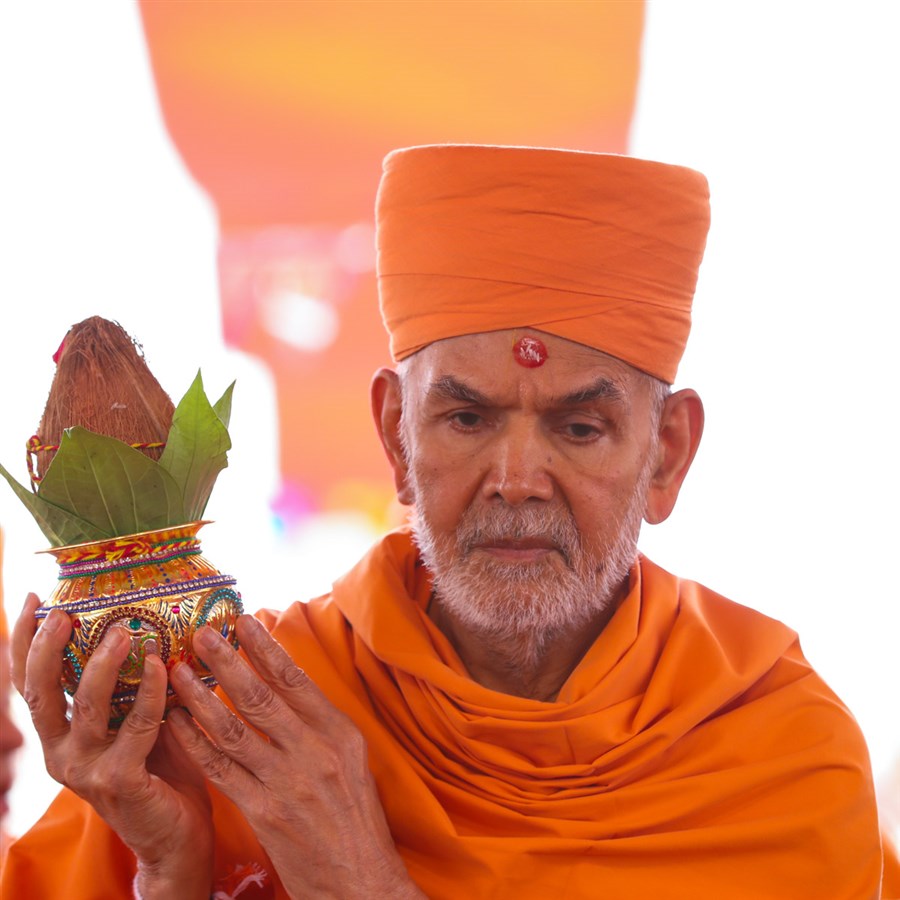 Swamishri participates in Shri Swaminarayan Vishwashanti Mahayagna <br><a href='https://www.baps.org/Photos/2018/11-December-2018-17610.aspx?mid=152693' target='blank' style='text-decoration:underline; color:blue;' >more photos</a>
