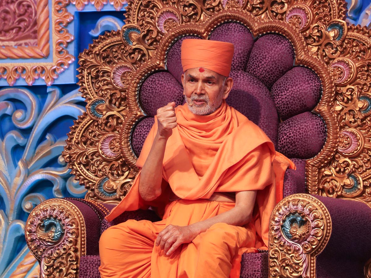 Swamishri blesses the assembly