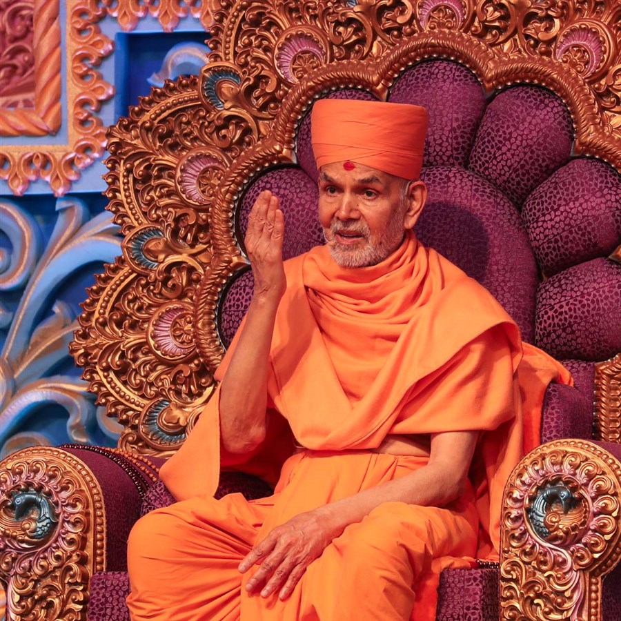 Swamishri blesses the assembly