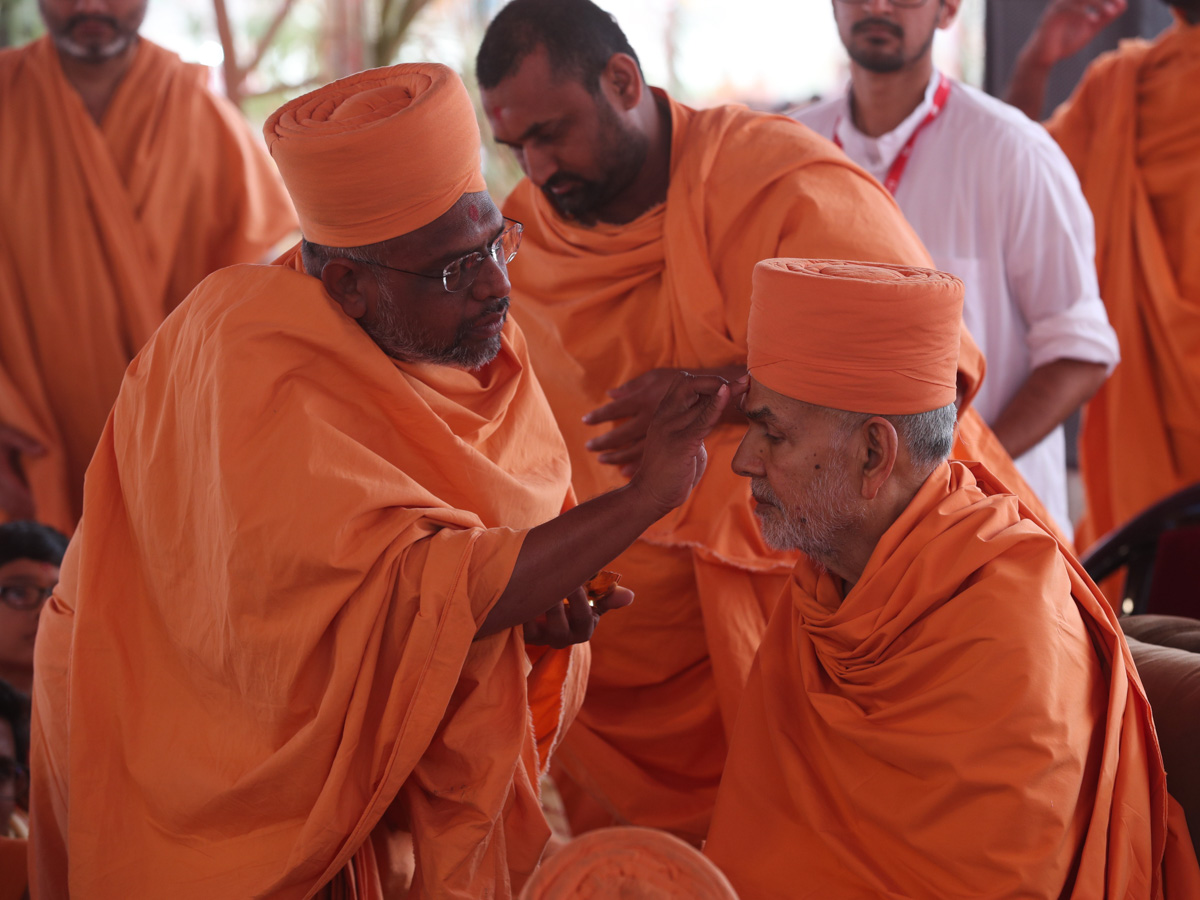 A sadhu performs pujan of Param Pujya Mahant Swami Maharaj