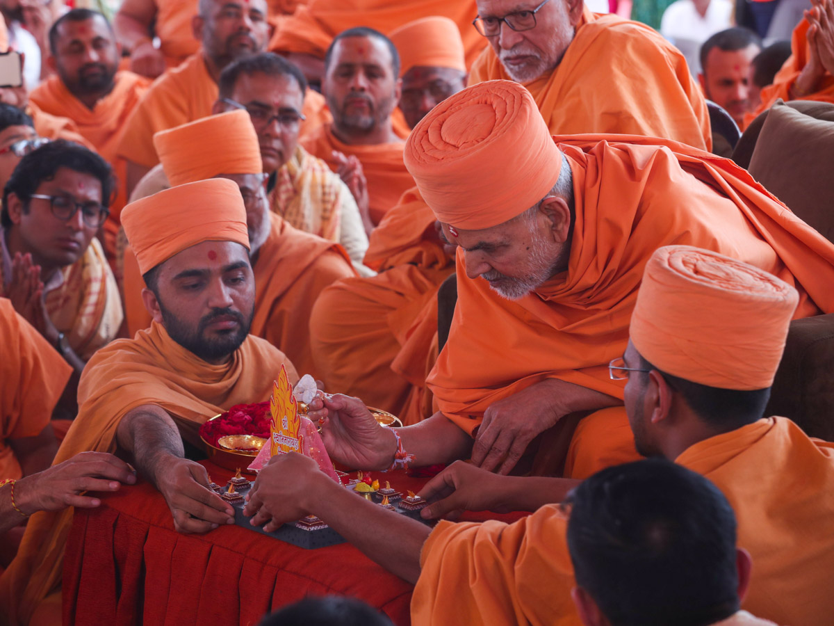 Swamishri performs pujan of Shri Harikrishna Maharaj