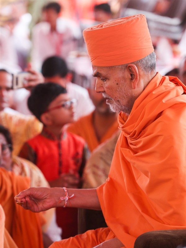 Swamishri performs yagna rituals