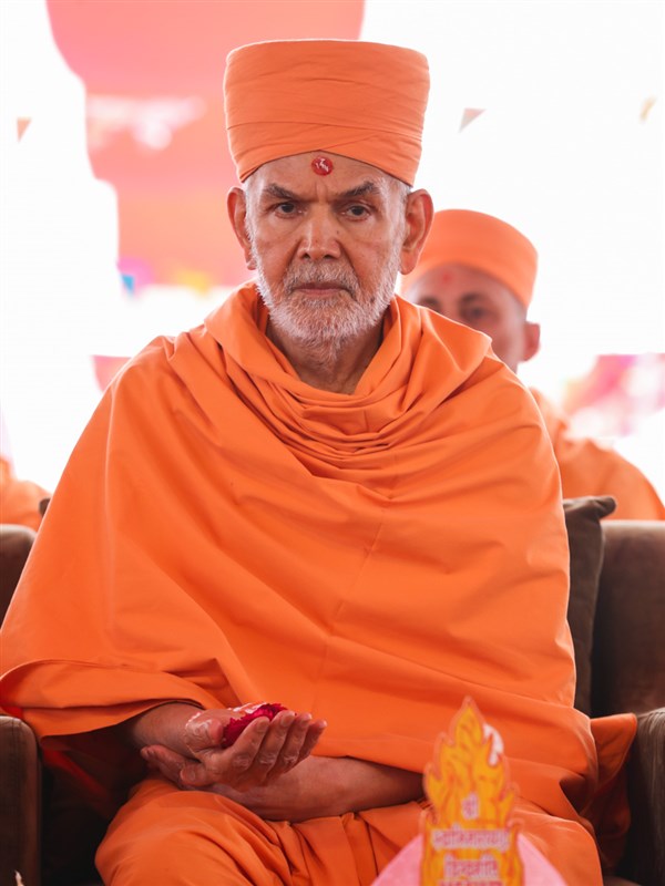 Swamishri performs yagna rituals