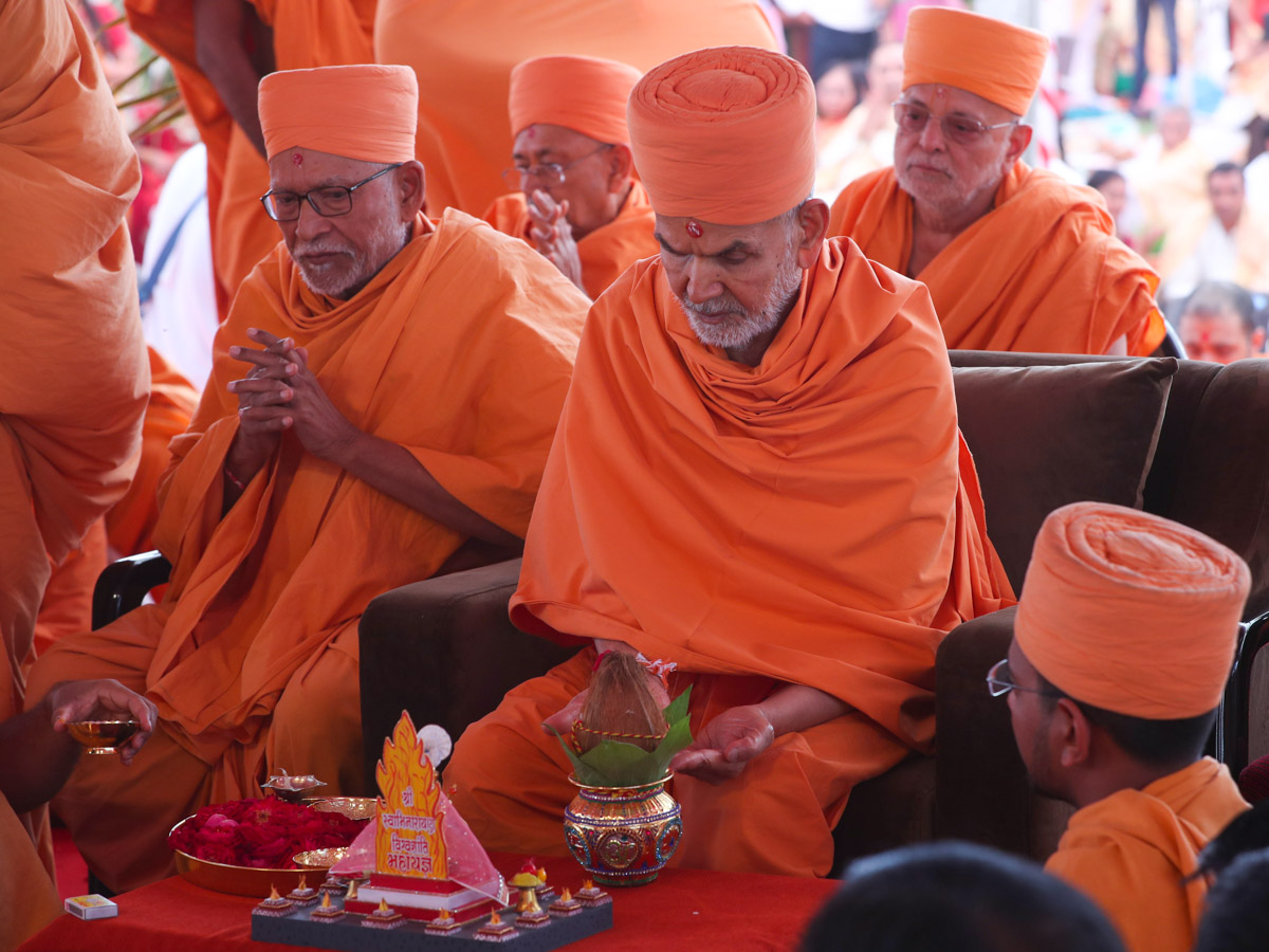 Swamishri performs yagna rituals