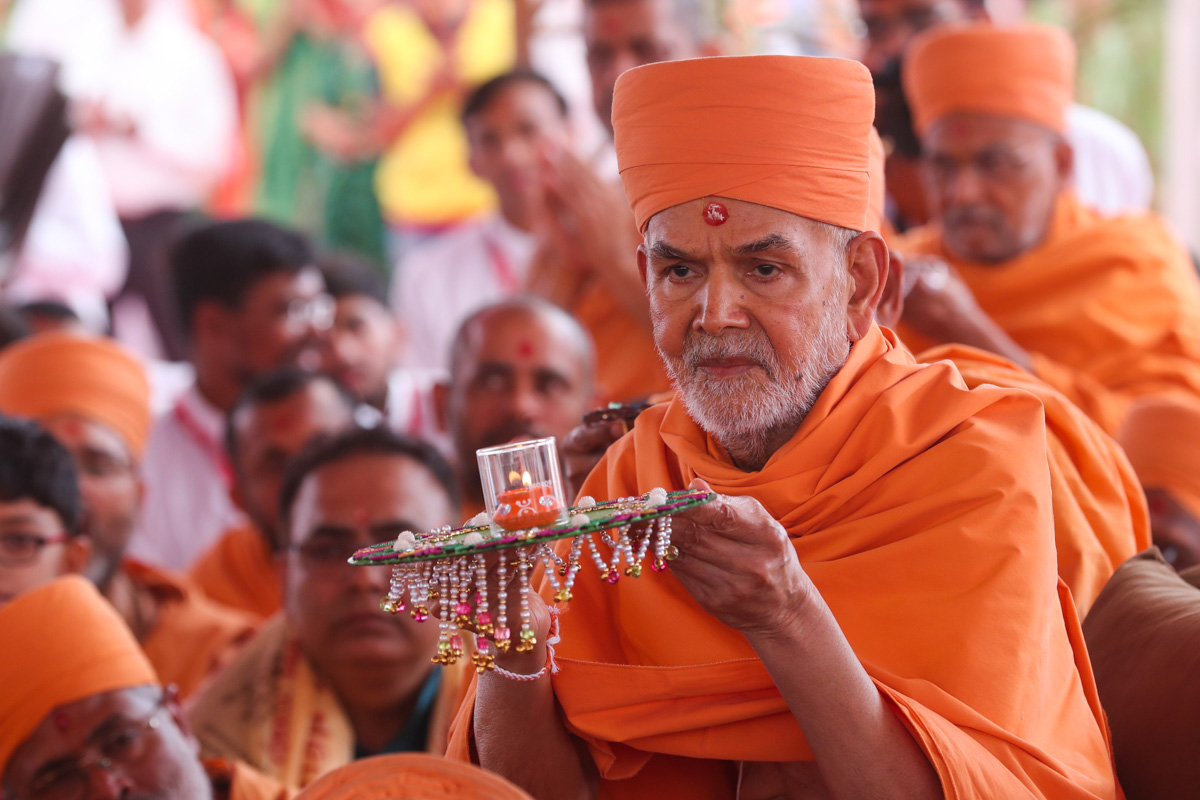 Swamishri performs the arti
