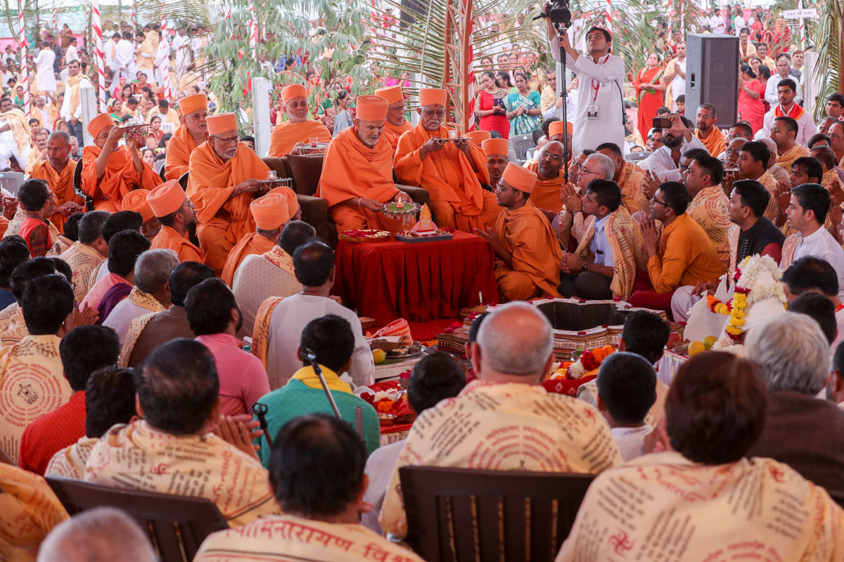 Swamishri and senior sadhus perform the arti