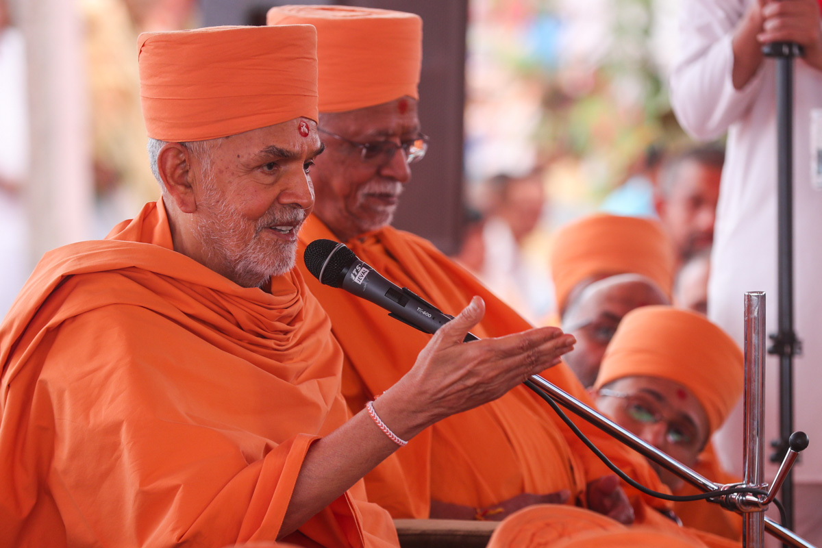 Swamishri blesses the devotees