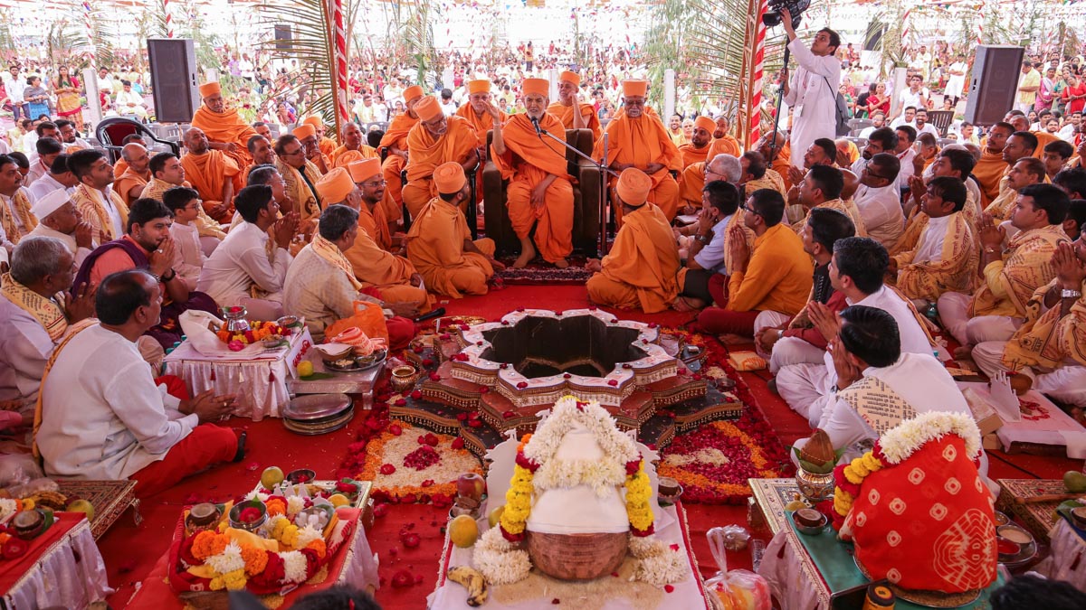 Swamishri blesses the devotees