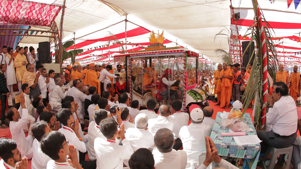 Devotees doing darshan of Swamishri