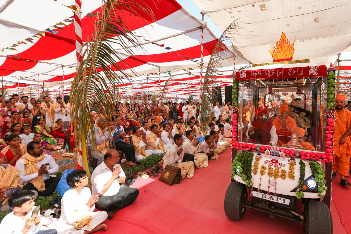Devotees doing darshan of Swamishri