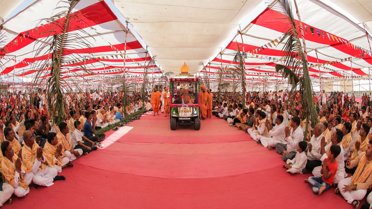 Devotees doing darshan of Swamishri