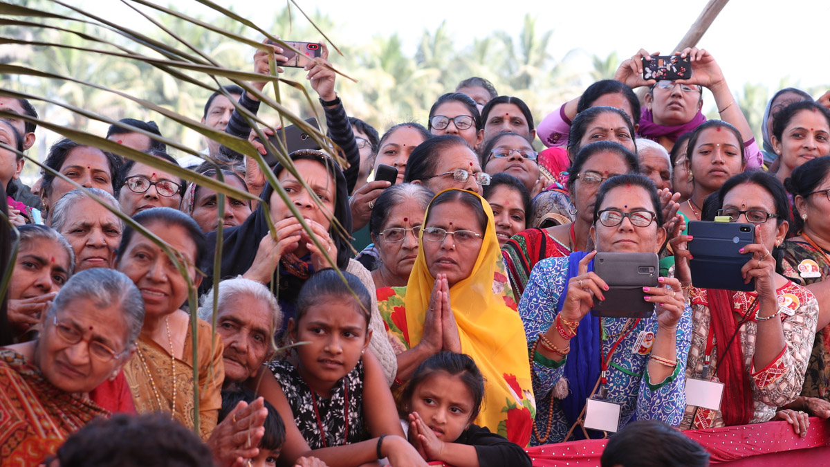 Devotees doing darshan of Swamishri