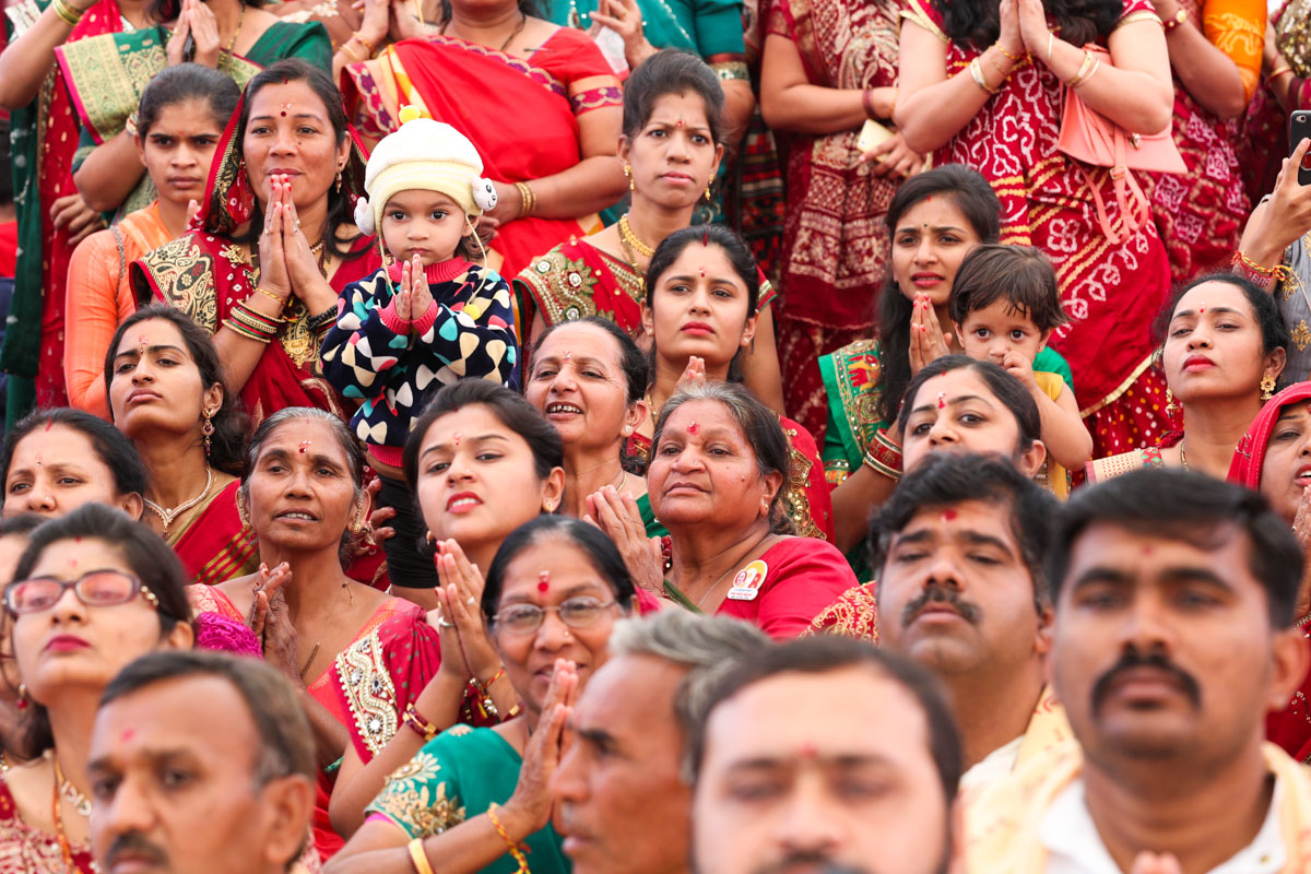 Devotees doing darshan of Swamishri