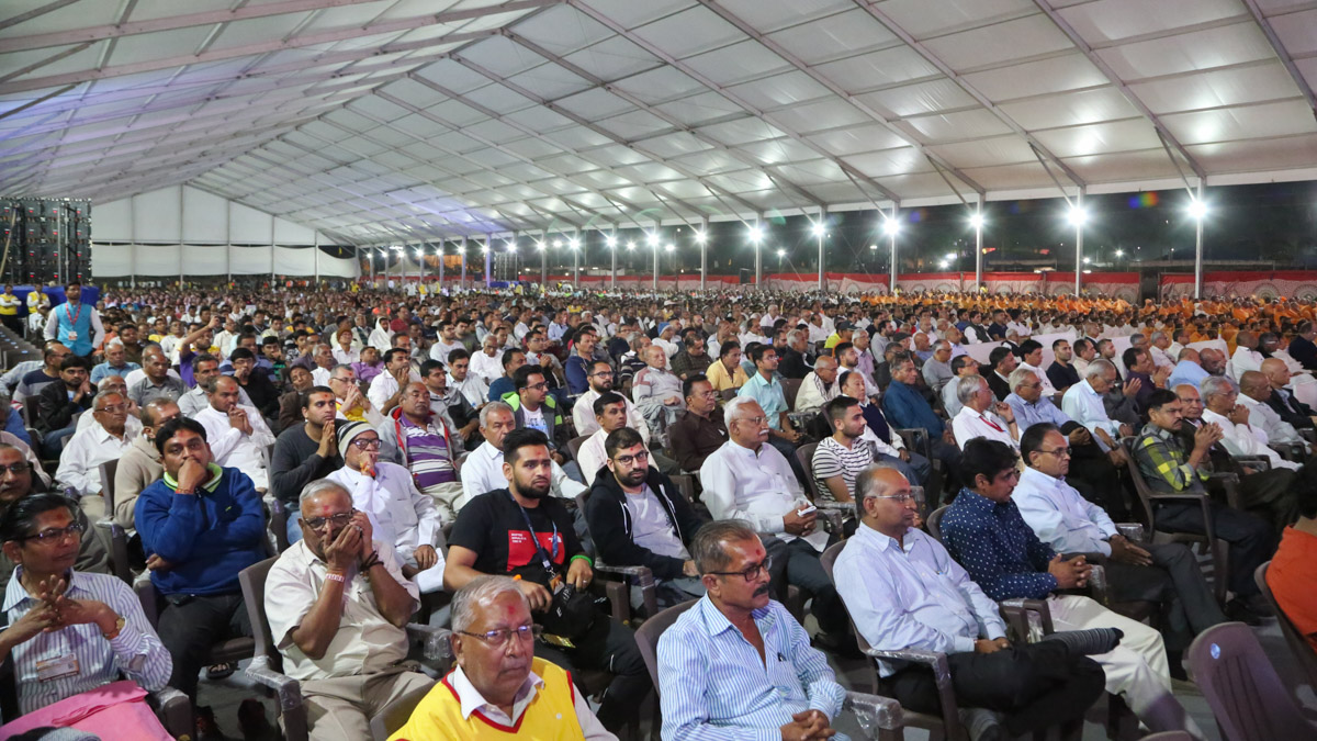 Devotees during the assembly