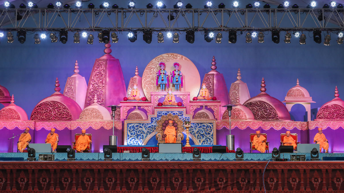 Pujya Viveksagar Swami delivers a discourse