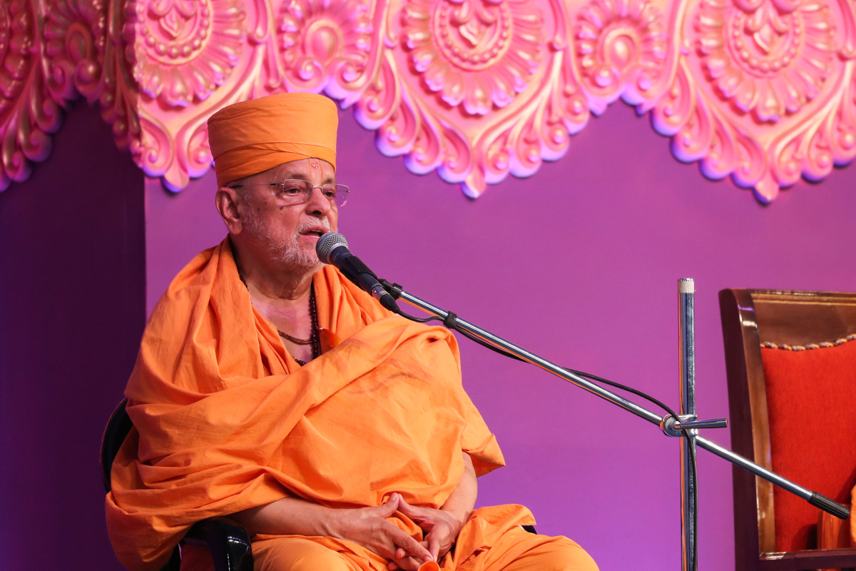 Pujya Ishwarcharan Swami delivers a discourse